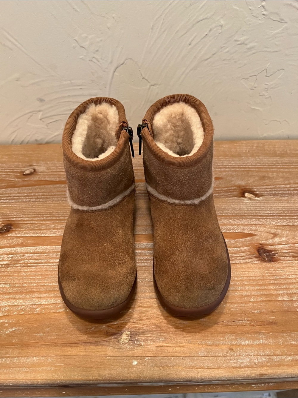 UGG Kids Chestnut Suede Shearling-Lined Zip Boots, Size 9